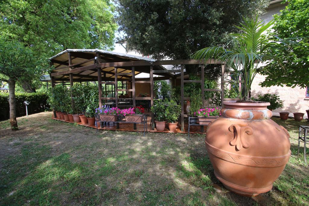 Hotel Ristorante Al Brunello Di モンタルチーノ エクステリア 写真